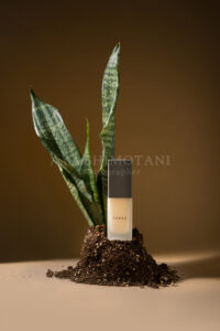 コスメ撮影・化粧品物撮りの実績｜大阪の女性カメラマン下谷綾によるスキンケア・リキッドファンデーションの商品撮影（自然・土・植物を活かしたブランドビジュアル制作／広告・EC対応）