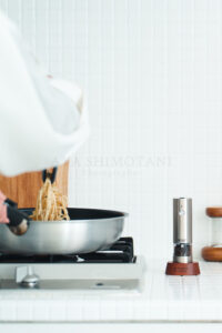 毎日の料理を楽しくするキッチンアイテムとして紹介された、電動ミルのライフスタイルフォト