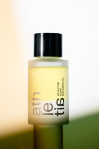 フロストガラスの質感を緻密なライティングで描き出した、スキンケアボトルの商品撮影。清潔感のある明るいトーンで、ブランドの純度と透明感を表現したカタログ・ECサイト向けキービジュアル