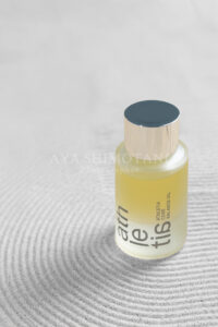 砂のテクスチャーを背景に、自然との調和を演出したスキンケア商品のイメージカット。影の落ち方を計算し、ミニマリズムな世界観でブランド哲学を視覚化したクリエイティブな物撮り事例