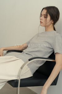 大阪でのアパレル撮影事例。グレーのTシャツを着たモデルが椅子に座るナチュラルなポートレート写真
